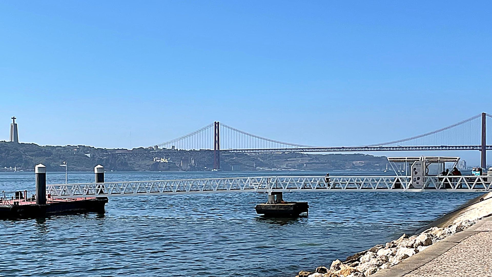 The Abril 25 Bridge