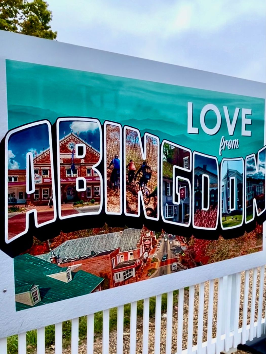An Abingdon postcard mural is near the visitor's center.